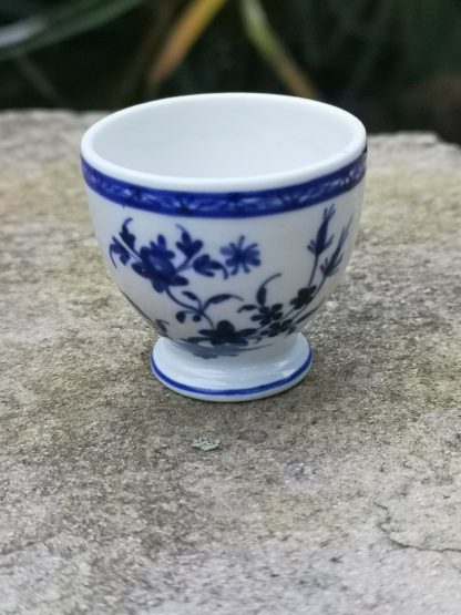 Coquetier en porcelaine de Tournai (mouche).