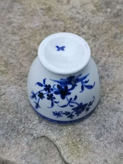 Coquetier en porcelaine de Tournai (mouche). – Image 3