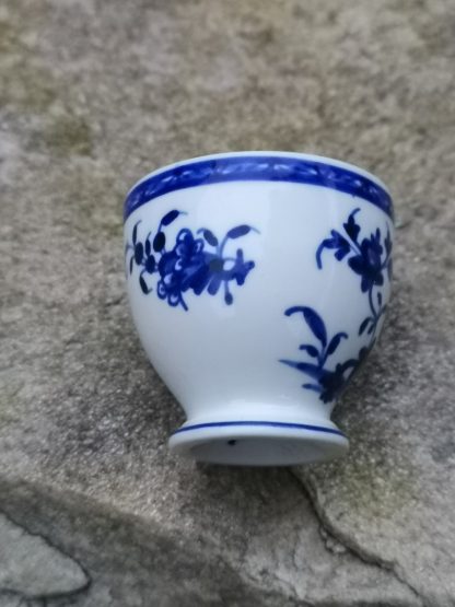 Coquetier en porcelaine de Tournai (mouche). – Image 2