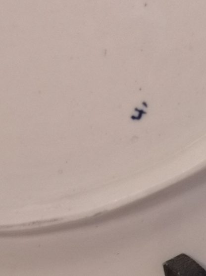 Saucière en porcelaine de Tournai et son présentoir décor à la mouche. – Image 7