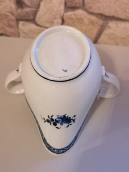 Saucière en porcelaine de Tournai et son présentoir décor à la mouche. – Image 5