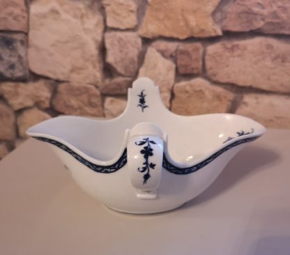 Saucière en porcelaine de Tournai et son présentoir décor à la mouche. – Image 3