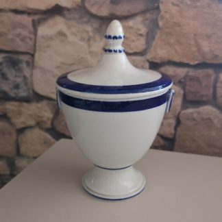 Sucrier en porcelaine de Tournai au lacet bleu.