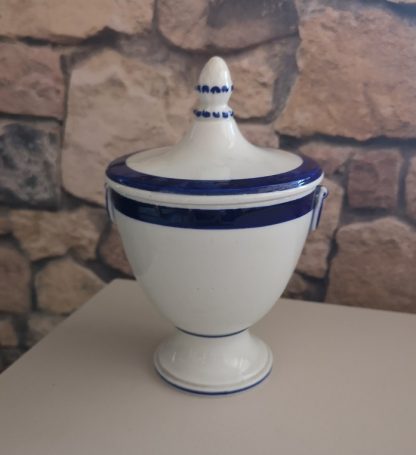 Sucrier en porcelaine de Tournai au lacet bleu.