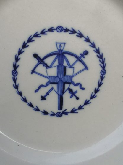 Assiette en porcelaine de Tournai – Gilde de Saint-Georges de Gand. – Image 4