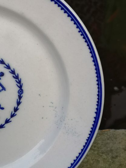 Assiette en porcelaine de Tournai – Gilde de Saint-Georges de Gand. – Image 3