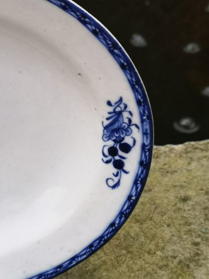 Base pour beurrier en porcelaine de Tournai à la mouche. – Image 5