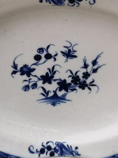 Base pour beurrier en porcelaine de Tournai à la mouche. – Image 4