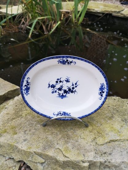 Base pour beurrier en porcelaine de Tournai à la mouche.