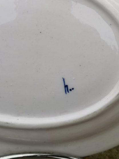 Base pour beurrier en porcelaine de Tournai à la mouche. – Image 3