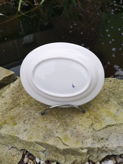 Base pour beurrier en porcelaine de Tournai à la mouche. – Image 2