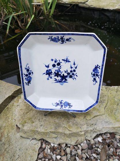 Compotier à pans coupés décor à la mouche (plat présentoir pour crémiers) porcelaine de Tournai.