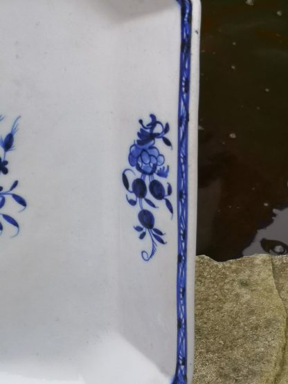 Compotier à pans coupés décor à la mouche (plat présentoir pour crémiers) porcelaine de Tournai. – Image 2