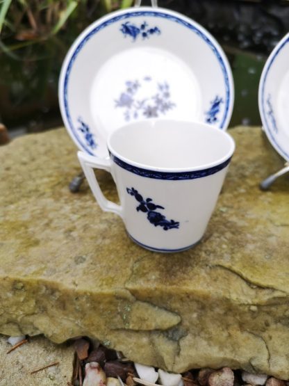 Paire de Tasses tronçonique en porcelaine tendre de Tournai. – Image 7