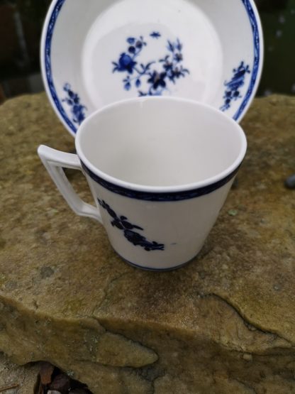 Paire de Tasses tronçonique en porcelaine tendre de Tournai. – Image 6