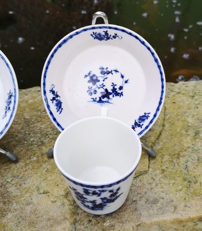 Paire de Tasses tronçonique en porcelaine tendre de Tournai. – Image 5