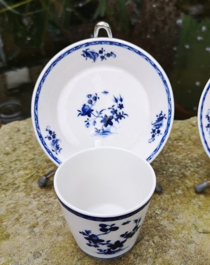Paire de Tasses tronçonique en porcelaine tendre de Tournai. – Image 4