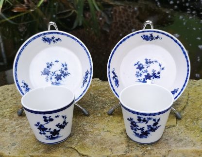 Paire de Tasses tronçonique en porcelaine tendre de Tournai.