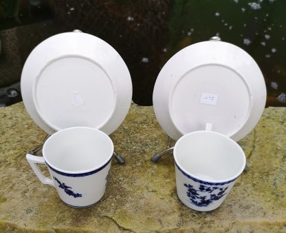 Paire de Tasses tronçonique en porcelaine tendre de Tournai. – Image 2