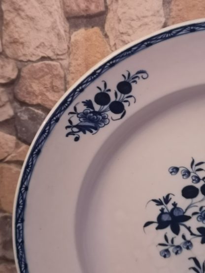 Plat en porcelaine de Tournai décor à la mouche 3 clochettes. – Image 4