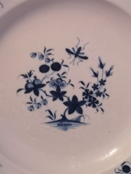 Plat en porcelaine de Tournai décor à la mouche 3 clochettes. – Image 3