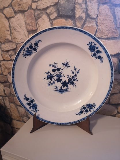 Plat en porcelaine de Tournai décor à la mouche 3 clochettes.