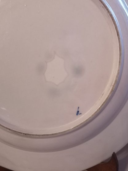 Plat en porcelaine de Tournai décor à la mouche 3 clochettes. – Image 2