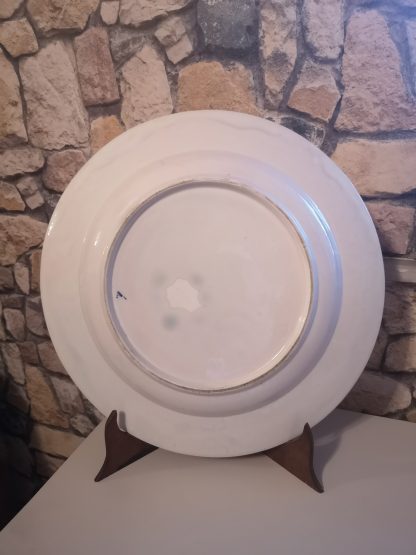 Plat en porcelaine de Tournai décor à la mouche 3 clochettes. – Image 5