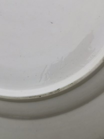 Plat en porcelaine de Tournai décor à la mouche 3 clochettes. – Image 6