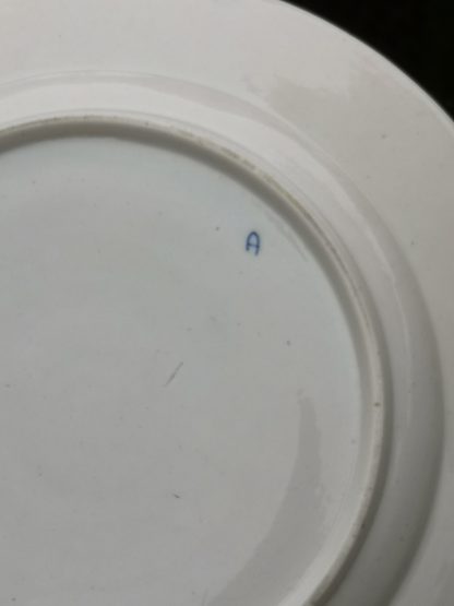 Plat en porcelaine de Tournai décor à la mouche 3 clochettes. – Image 5