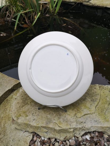 Plat en porcelaine de Tournai décor à la mouche 3 clochettes. – Image 4