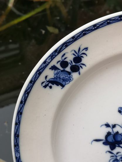 Plat en porcelaine de Tournai décor à la mouche 3 clochettes. – Image 3
