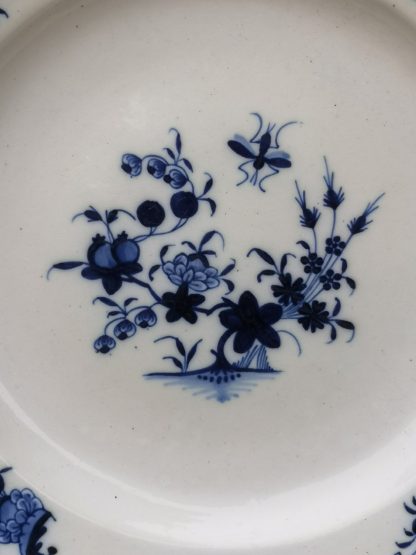 Plat en porcelaine de Tournai décor à la mouche 3 clochettes. – Image 2