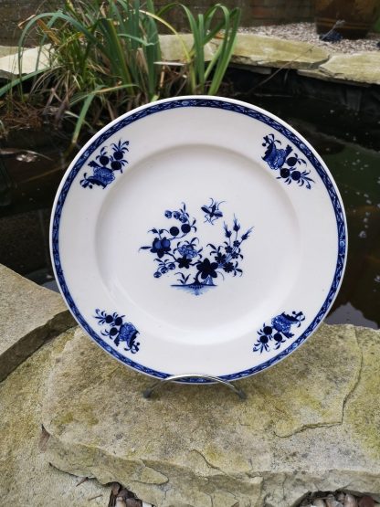 Plat en porcelaine de Tournai décor à la mouche 3 clochettes.