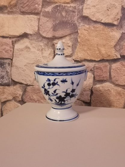 Sucrier en porcelaine de Tournai à la mouche.