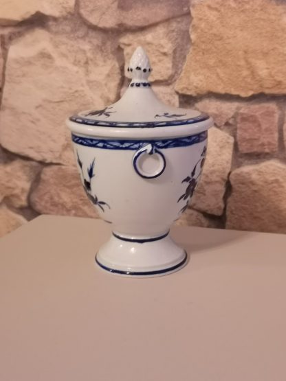 Sucrier en porcelaine de Tournai à la mouche. – Image 3