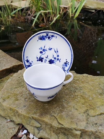 Tasse à chocolat en porcelaine tendre de Tournai (Mouche)