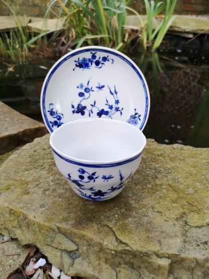 Tasse à chocolat en porcelaine tendre de Tournai (Mouche) – Image 2