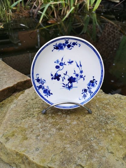 Tasse à chocolat en porcelaine tendre de Tournai (Mouche) – Image 5