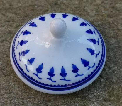 Couvercle de crémier en porcelaine de Tournai décor aux glands. – Image 3