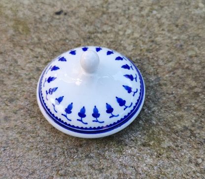 Couvercle de crémier en porcelaine de Tournai décor aux glands.