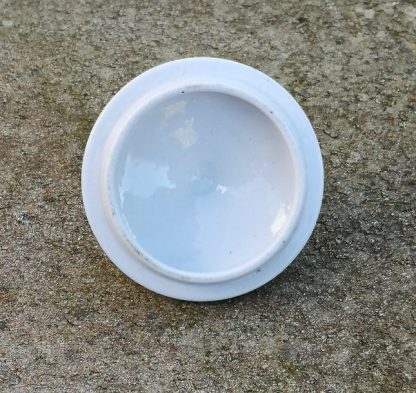 Couvercle de crémier en porcelaine de Tournai décor aux glands. – Image 2