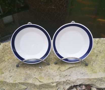 Paire de sous-tasses en porcelaine de Tournai décor au bandeau bleu.