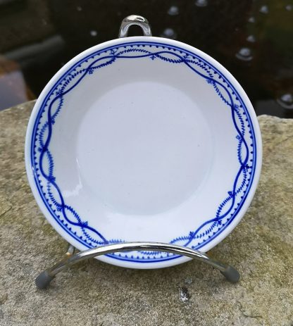 Sous tasse haute en porcelaine de Tournai décor à l'anneau.