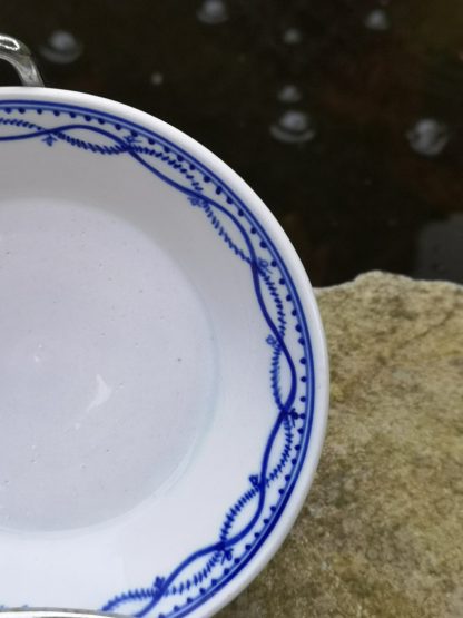 Sous tasse haute en porcelaine de Tournai décor à l'anneau. – Image 2