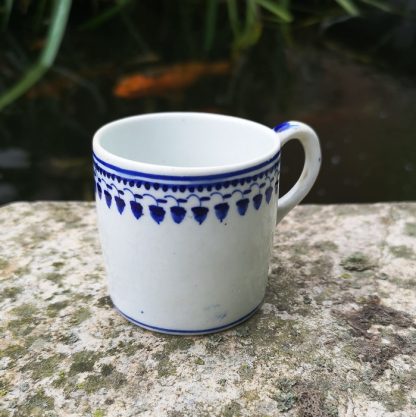 Tasse litron en porcelaine tendre de Tournai décor aux glands.