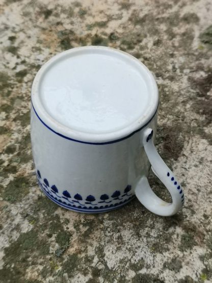 Tasse litron en porcelaine tendre de Tournai décor aux glands. – Image 4