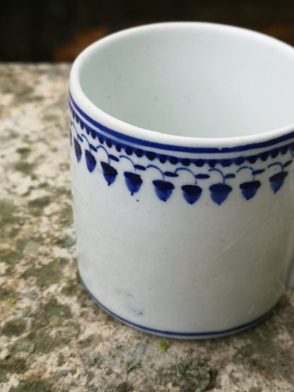 Tasse litron en porcelaine tendre de Tournai décor aux glands. – Image 3