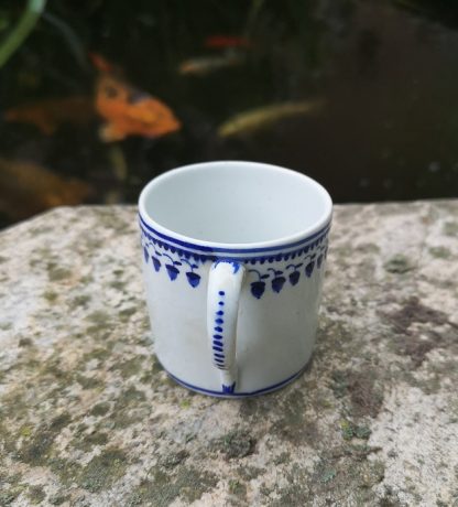 Tasse litron en porcelaine tendre de Tournai décor aux glands. – Image 2