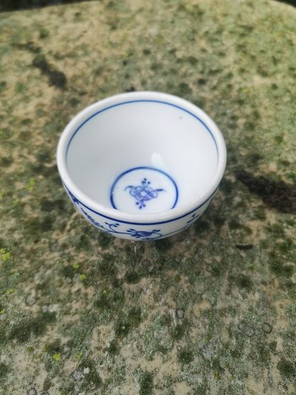Bol à thé en porcelaine de Tournai (immortel de Saxe). – Image 3